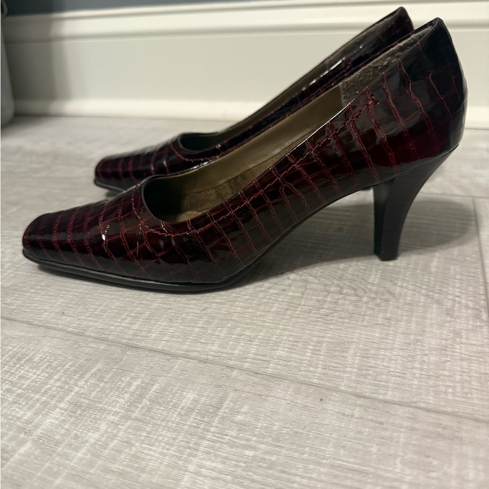 AEROSOLES Wine Crocodile Pattern Heels - Envy, Size 8